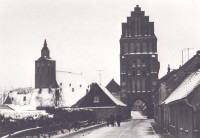 /album/strassen-und-platze/brandenburger-tor-mit-petri-kirche-1960-web-jpg/